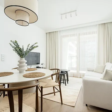 Rentplanet - Towarowa Square Apartamento